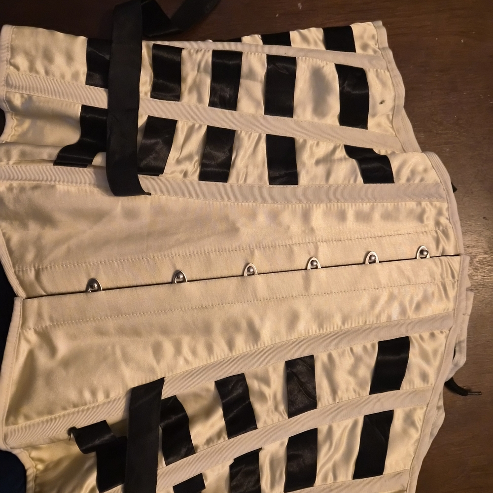 Saint & Sinners Virtue Corset - Picture 5 of 12